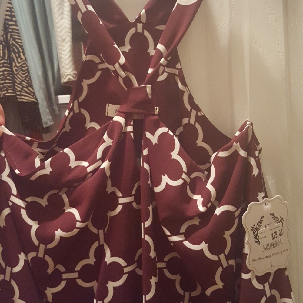 Garnet and cream keyhole tank